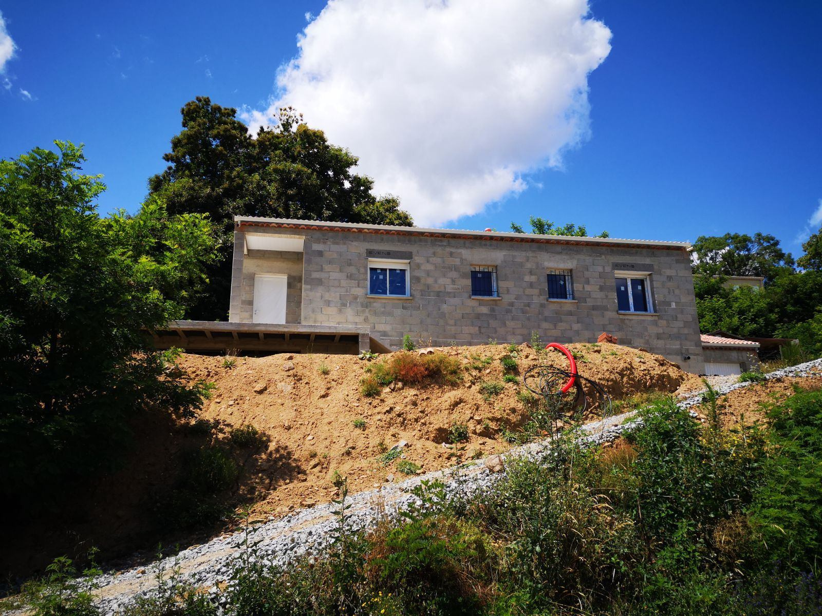 Maison neuve (en cours de construction) avec terrasse sur pi